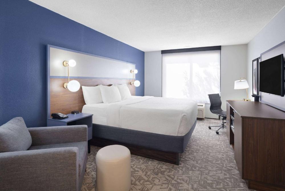 King Room - Non-Smoking interior