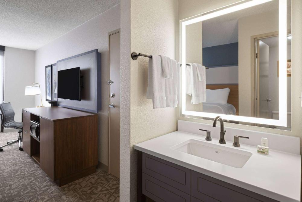 Double Room with Full Bed and Bathtub with Grab Bars - Mobility Accessible/Non-Smoking interior